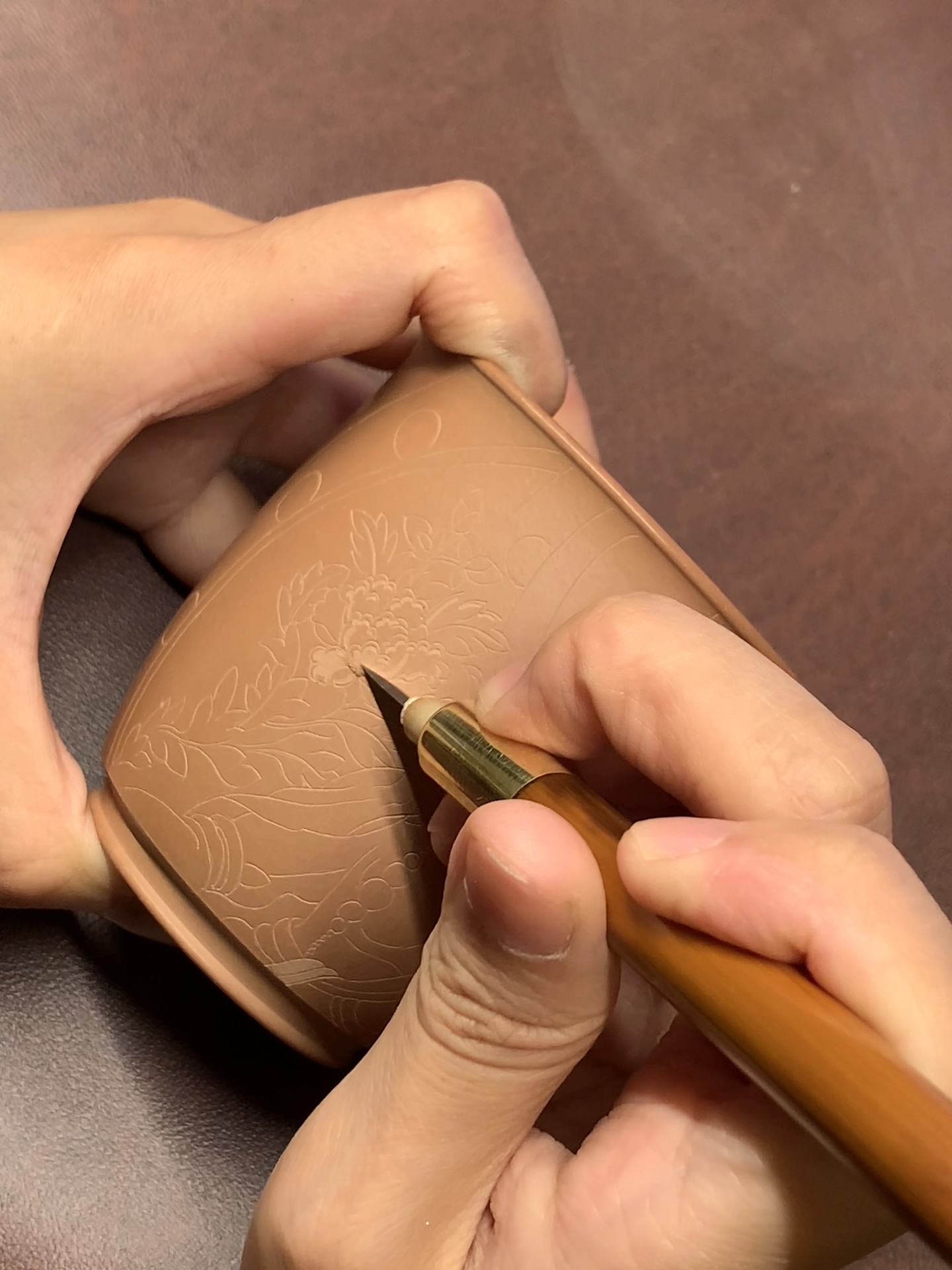 Lin Lai engraving a Yixing vessel by hand